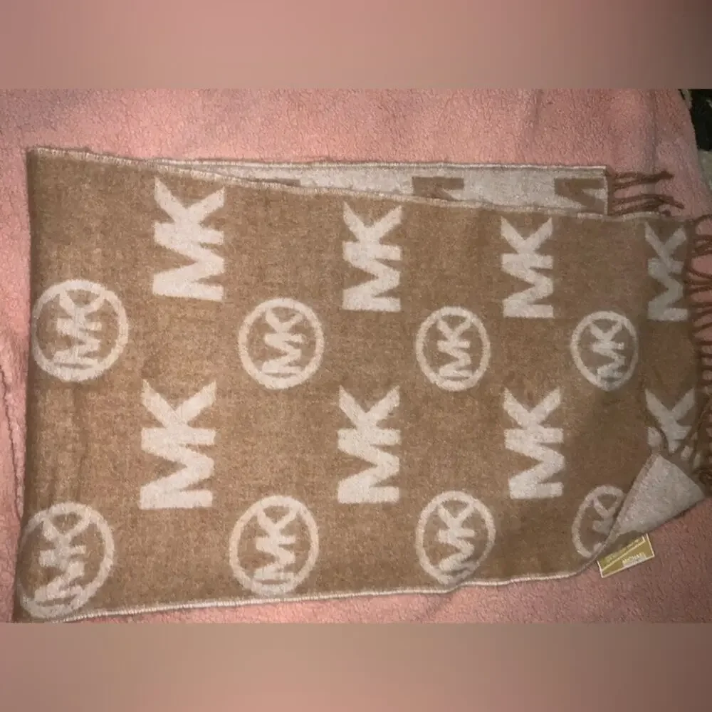 MICHAEL KORS Oversized Signature Logo Jacquard Blanket Scarf -Camel & Cream NWT